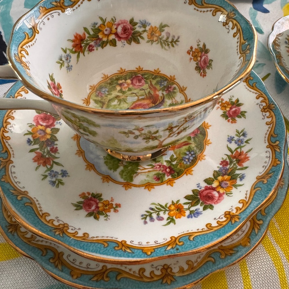 Royal Albert bone China made of England 
Chelsea Bird